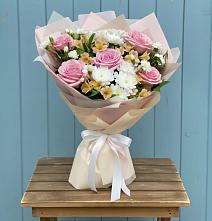 Букет цветов из:  Гвоздики, Орхидеи и Розы в Ерик