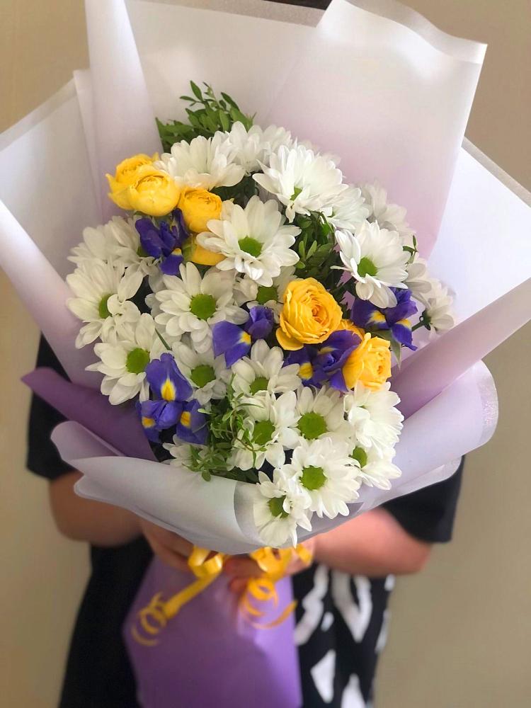Букет цветов из: Ирисы, Хризантемы и Розы в Ерик