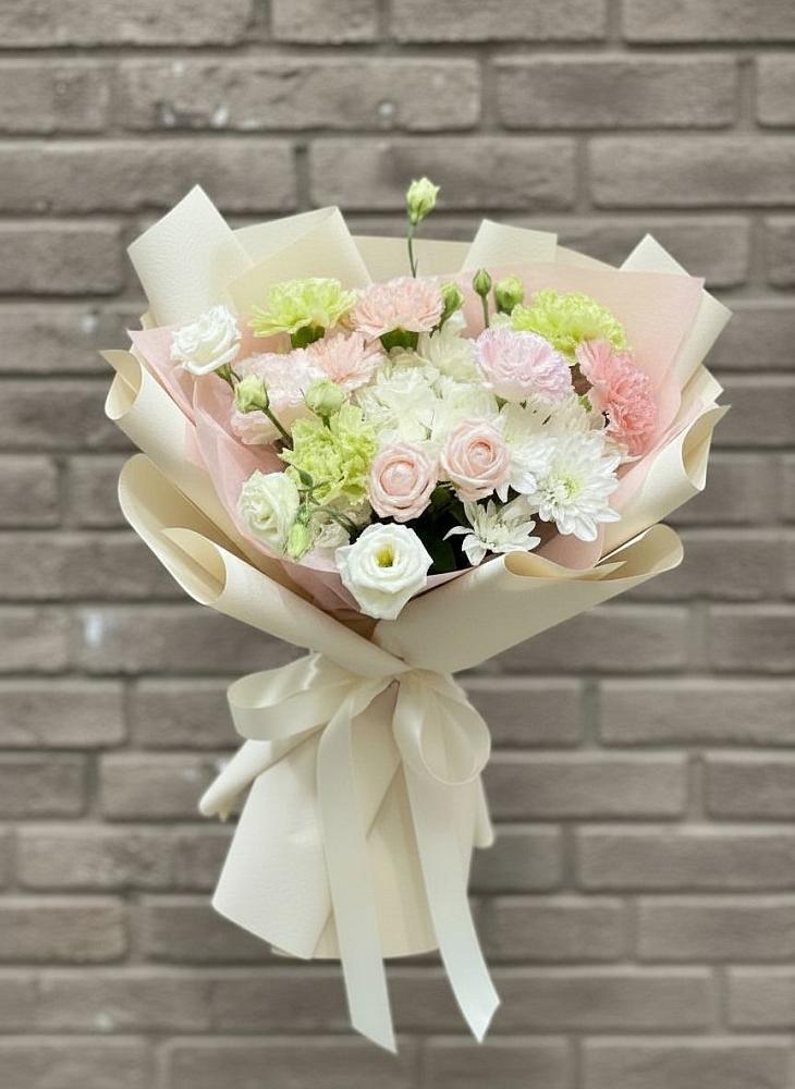 Букет цветов из: Гвоздики, Розы, Лизиантусы и Хризантемы в Ерик