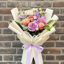 Букет цветов из:  Лизиантусы и Розы в Ерик