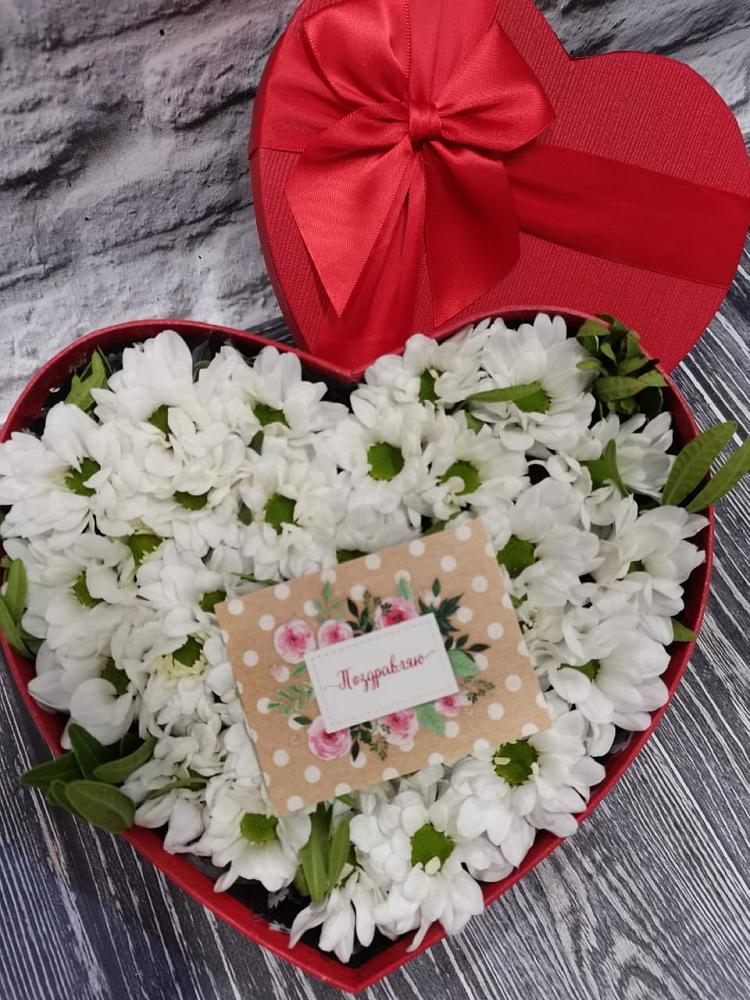 Цветочная композиция из Хризантемы в виде сердца в Ерик