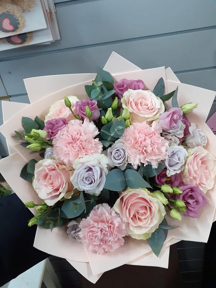 Букет цветов из: Розы, Гвоздики и Лизиантусы в Ерик